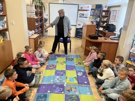 Uczniowie klas 1b i 2a na warsztatach edukacyjnych pt.: ''Raz, dwa, trzy - kodujesz Ty''