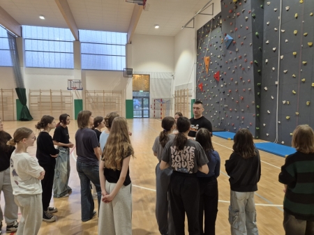  Lekcja w-f na ściance wspinaczkowej 