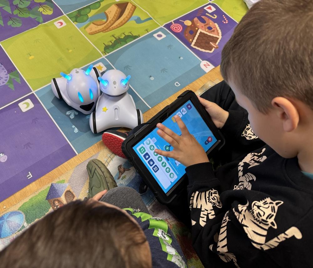 „Raz, dwa, trzy, kodujesz Ty!” – uczniowie I a odkrywają świat programowania...