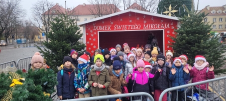 Dekorowanie choinki na Starym Rynku