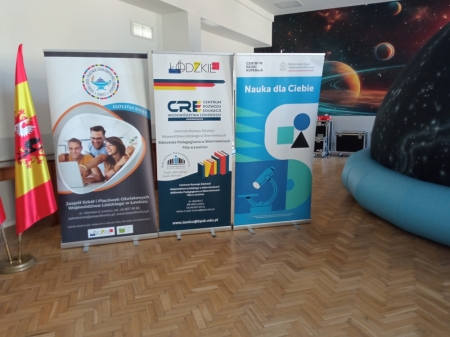 Lekcja astronomii w mobilnym planetarium