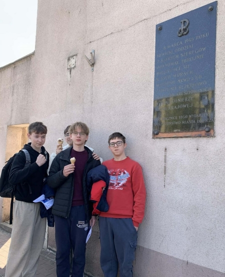 Klasa 8a z wizytą na wystawie ''Łowicki Mały Arsenał''