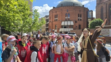 Fotorelacja z wycieczki do Torunia uczniów klas drugich.