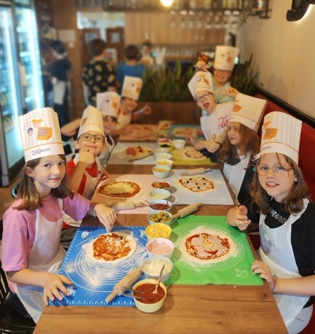 Smaczny Dzień Chłopaka – uczniowie klas 4a i 4c pieką pizzę