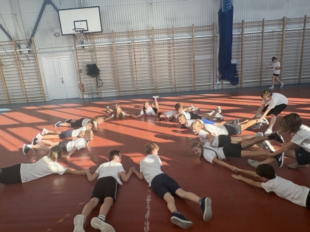 Wyjątkowy trening w klasie 3a – lekcja WF-u z profesjonalistą!