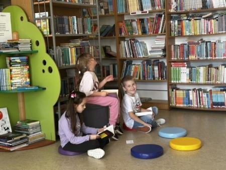 Europejski Dzień Języków Obcych w bibliotece, czyli… literacka podróż za jeden uśmiech!