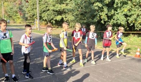 Sukces biegaczy SP 7 Łowicz w sztafetowych biegach przełajowych