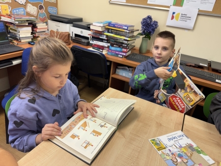 Klasa 2a na warsztatach „Zawody z książką” w Bibliotece Pedagogicznej w Łowiczu
