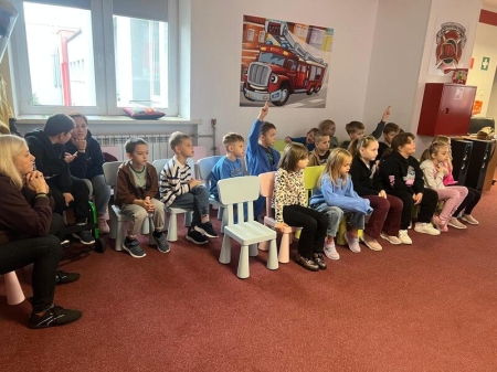 Wizyta klas 1 w sali edukacyjnej Ognik
