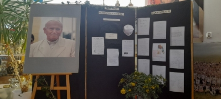Łowicz żegna Ojca Świętego – wystawa pamiątek  w holu szkoły