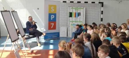 Tydzień Bibliotek i spotkanie z pisarzem Pawłem Wakułą (fotorelacja)